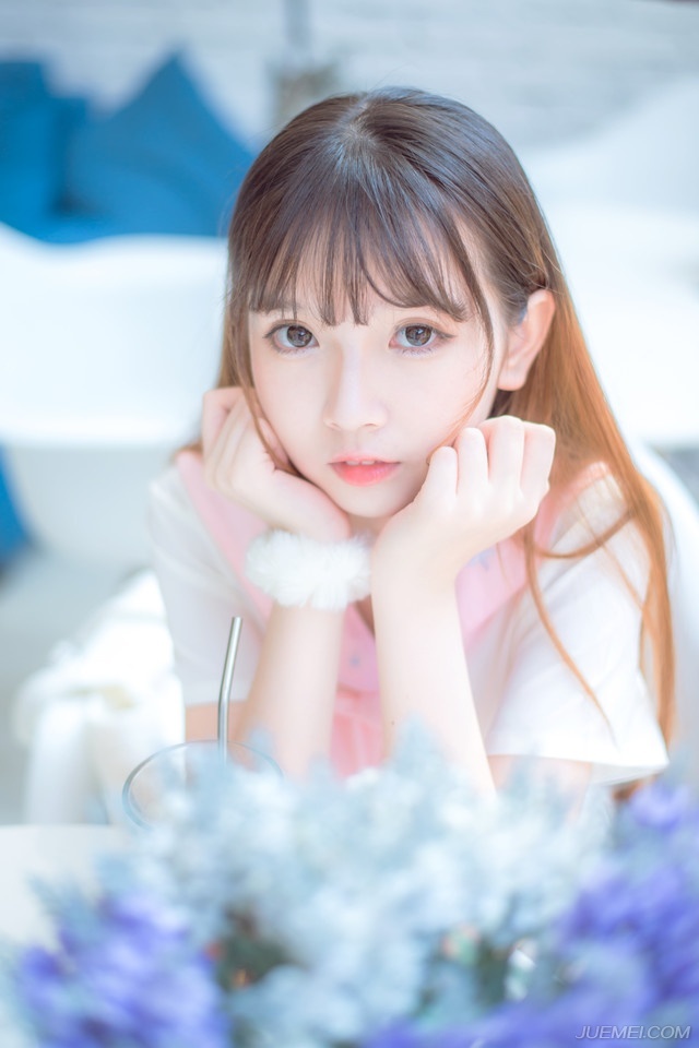 我是一位老人，净说些老话。对于时代，我是落伍者，没有什么良言贡献给现代婚姻。只是在物质至上的时代潮流下，想提醒年轻的朋友，男女结合最最重要的是感情，双方互相理解的程度。理解深才能互相欣赏吸引支持和鼓励，两情相悦。门当户对及其他，并不重要。
